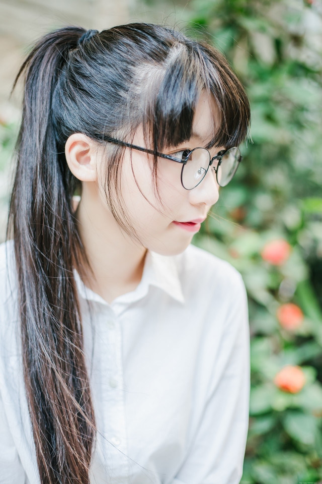 放学回家的骑车女生圆框眼镜呆萌可爱