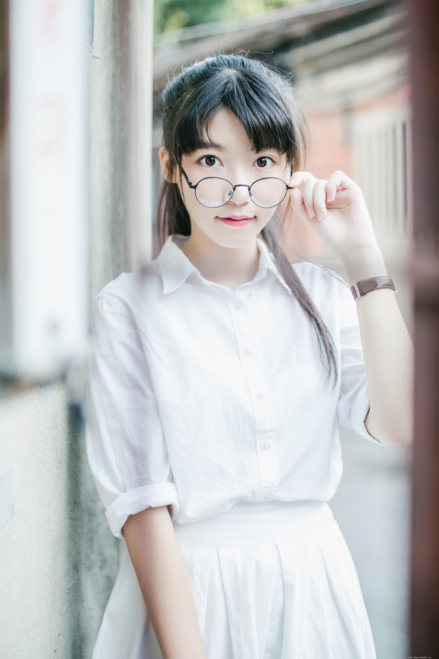 放学回家的骑车女生圆框眼镜呆萌可爱