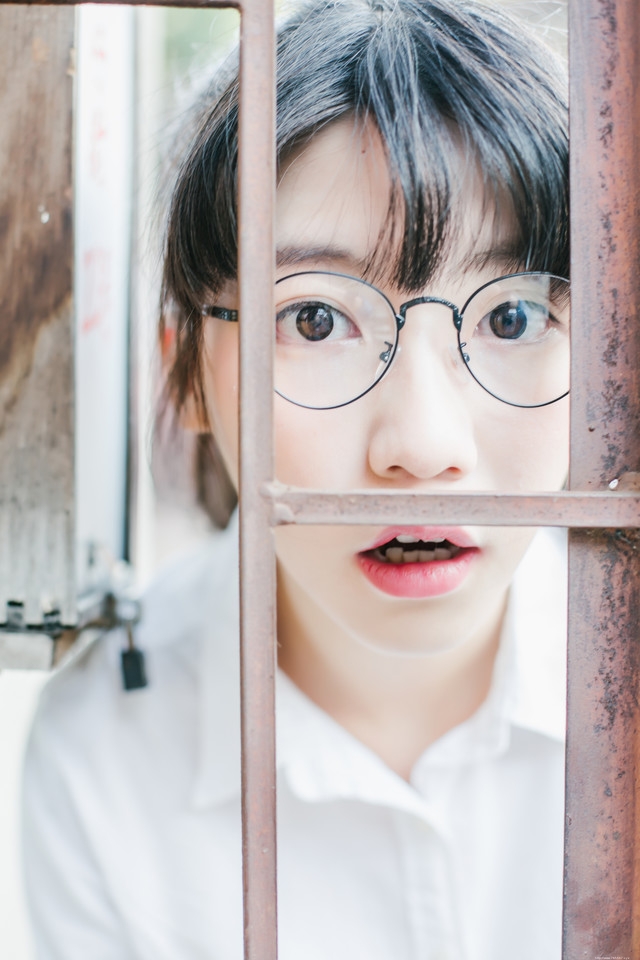 放学回家的骑车女生圆框眼镜呆萌可爱