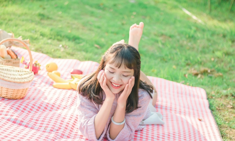 郊外野餐萌妹子与狗狗玩耍悠闲时光