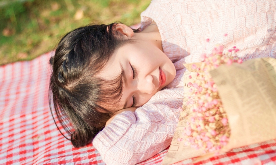 郊外野餐萌妹子与狗狗玩耍悠闲时光