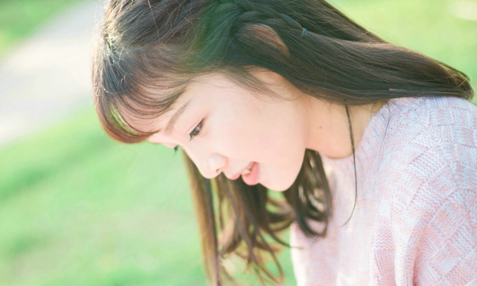 郊外野餐萌妹子与狗狗玩耍悠闲时光