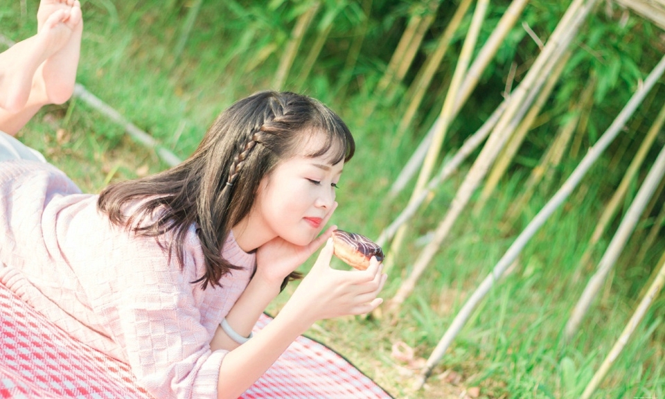 郊外野餐萌妹子与狗狗玩耍悠闲时光