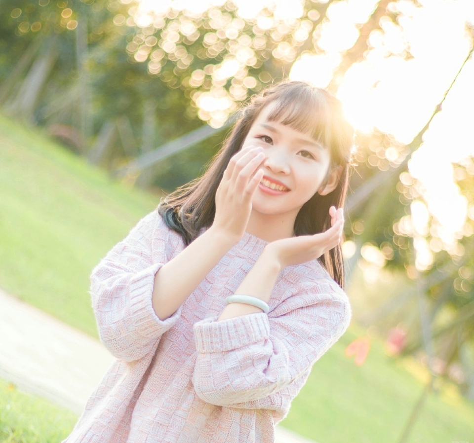 郊外野餐萌妹子与狗狗玩耍悠闲时光