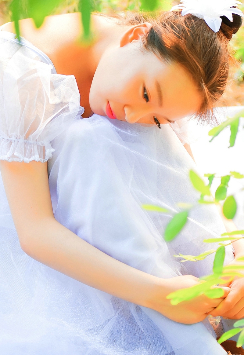 树林内的芭蕾舞少女翩翩起舞美好娇躯