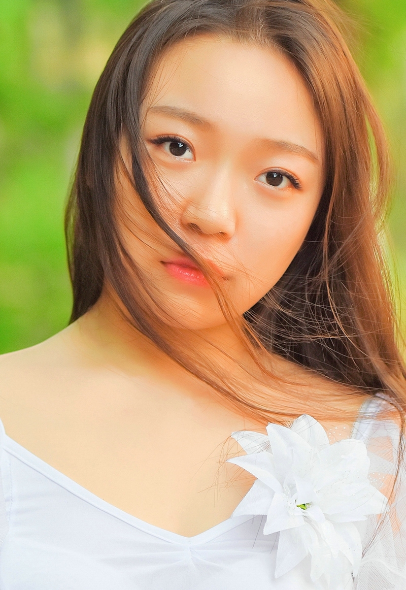 树林内的芭蕾舞少女翩翩起舞美好娇躯