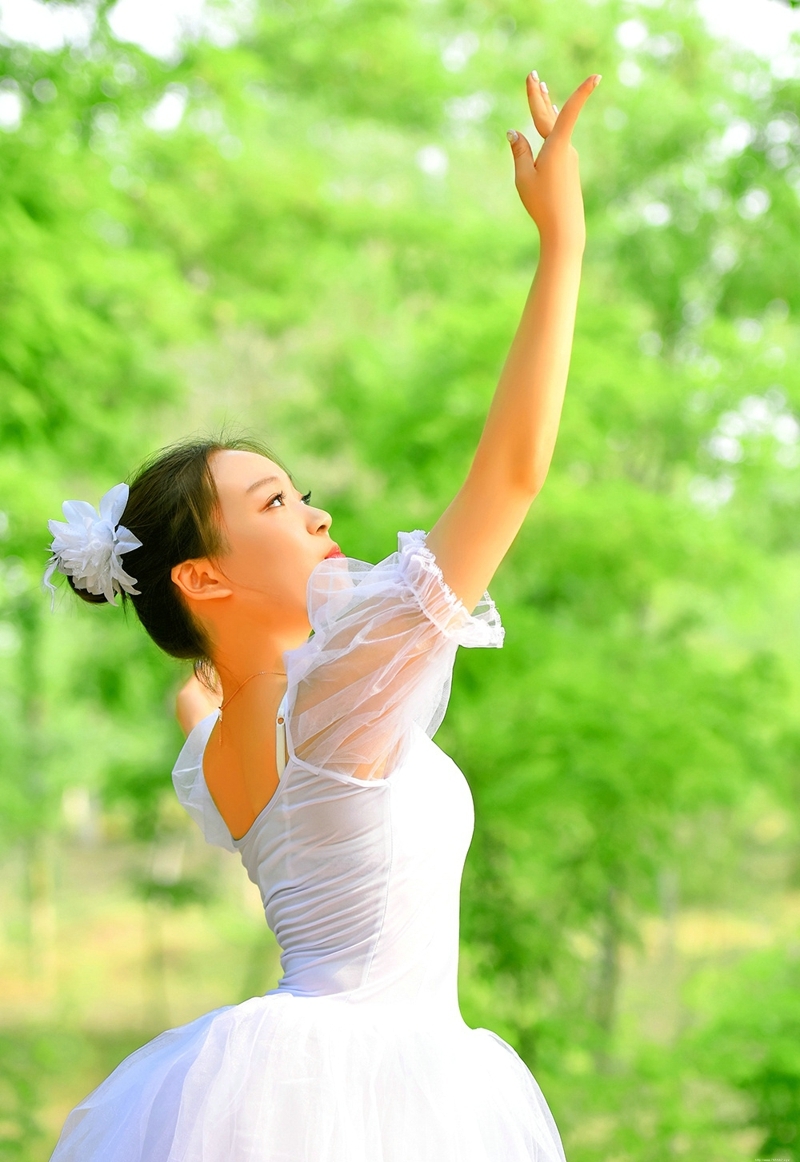 树林内的芭蕾舞少女翩翩起舞美好娇躯