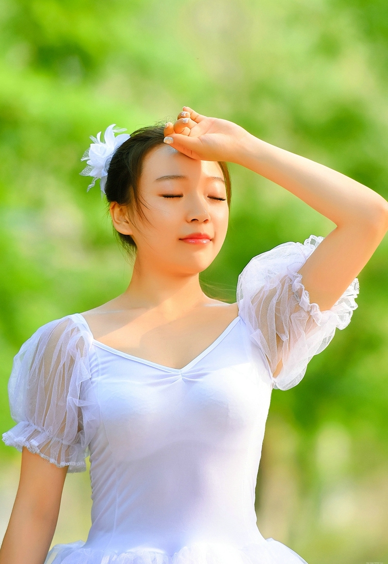 树林内的芭蕾舞少女翩翩起舞美好娇躯