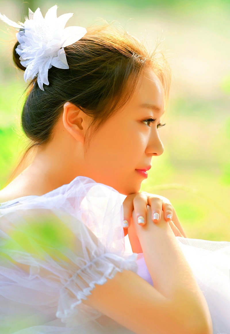 树林内的芭蕾舞少女翩翩起舞美好娇躯