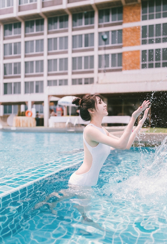 清新美女阳光泳池写真唯美动人