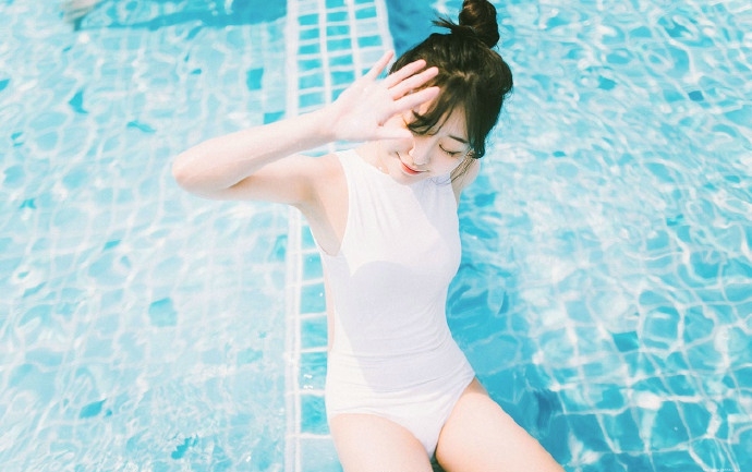 清新美女阳光泳池写真唯美动人