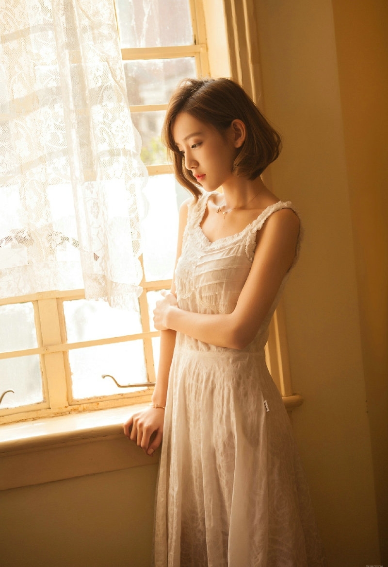 短发柔美女神居家文静温暖柔和气质写真