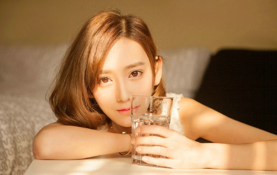 短发柔美女神居家文静温暖柔和气质写真