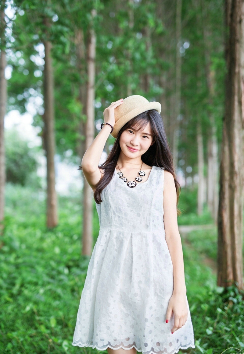 森林内的帽子白裙少女清风拂动