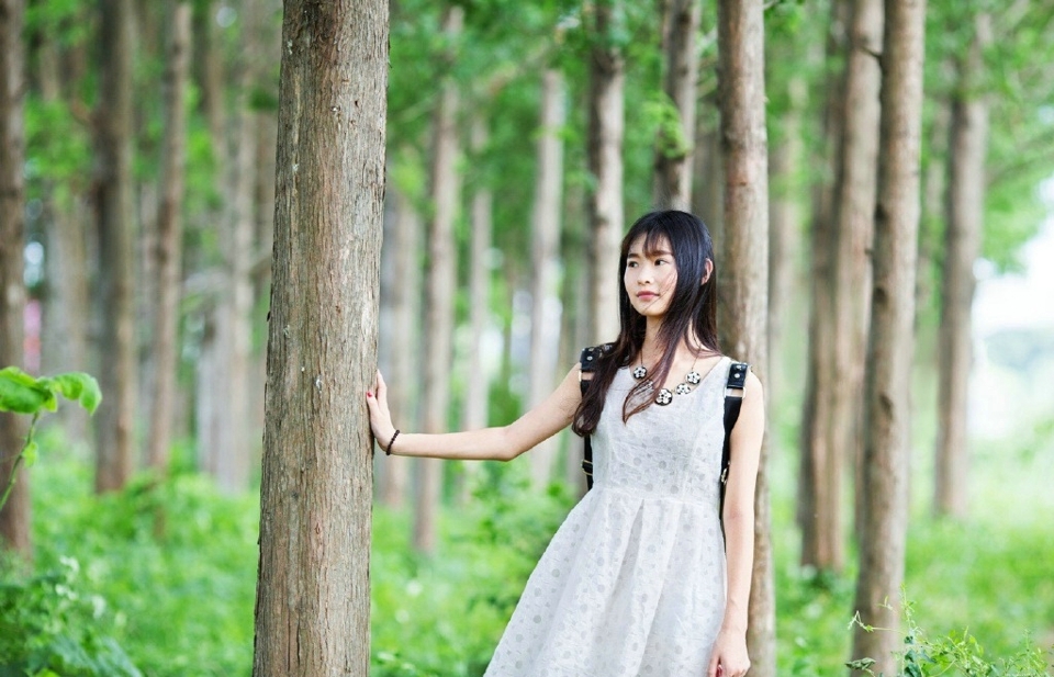 森林内的帽子白裙少女清风拂动