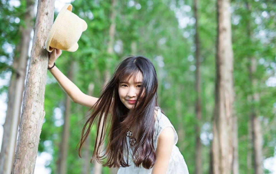 森林内的帽子白裙少女清风拂动