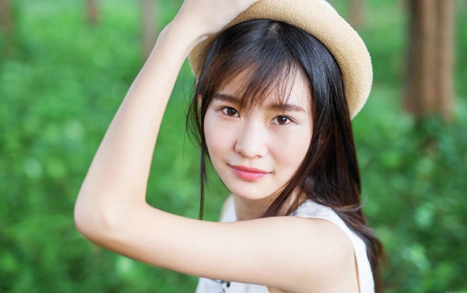 森林内的帽子白裙少女清风拂动