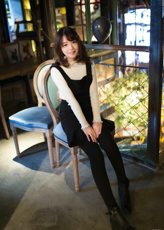 音乐酒馆卷发美女背带黑裙喝鸡尾酒寂寞