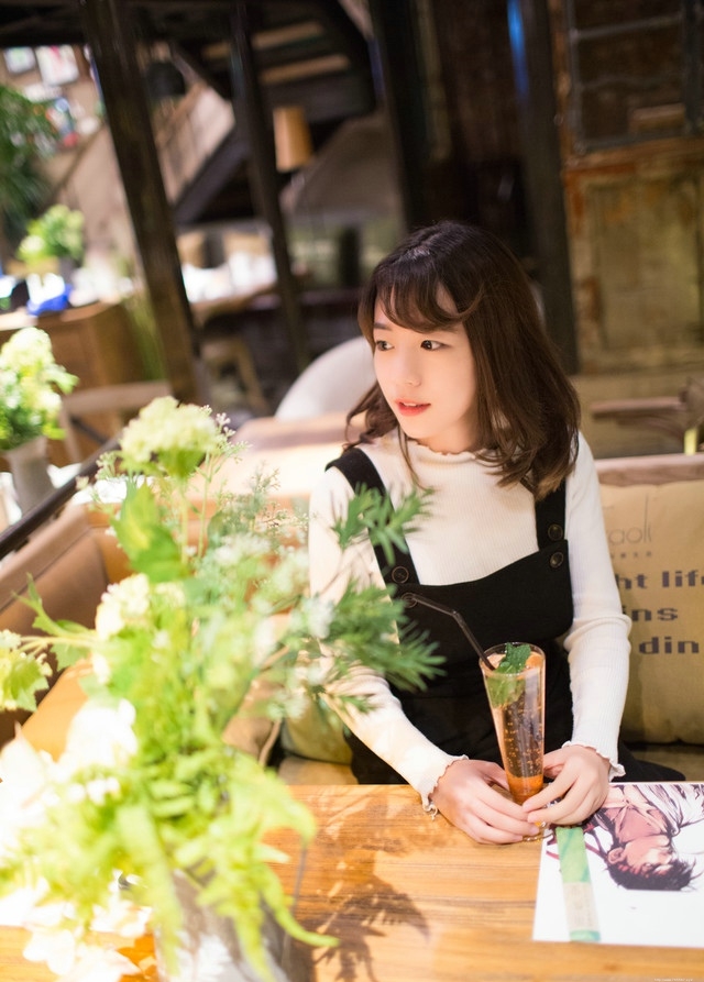 音乐酒馆卷发美女背带黑裙喝鸡尾酒寂寞