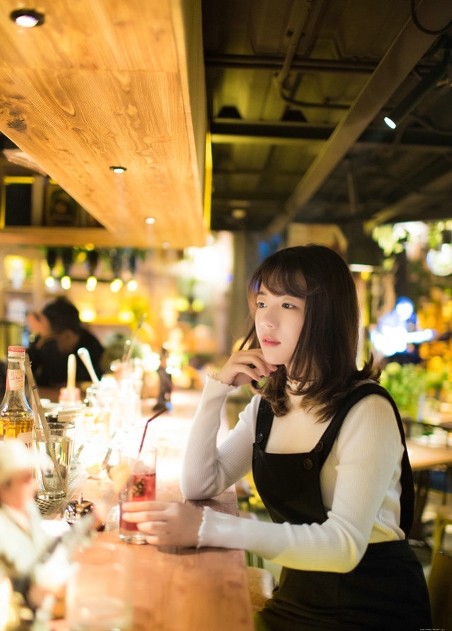 音乐酒馆卷发美女背带黑裙喝鸡尾酒寂寞