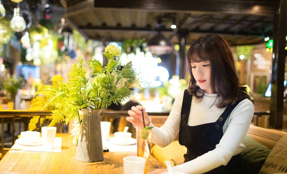 音乐酒馆卷发美女背带黑裙喝鸡尾酒寂寞