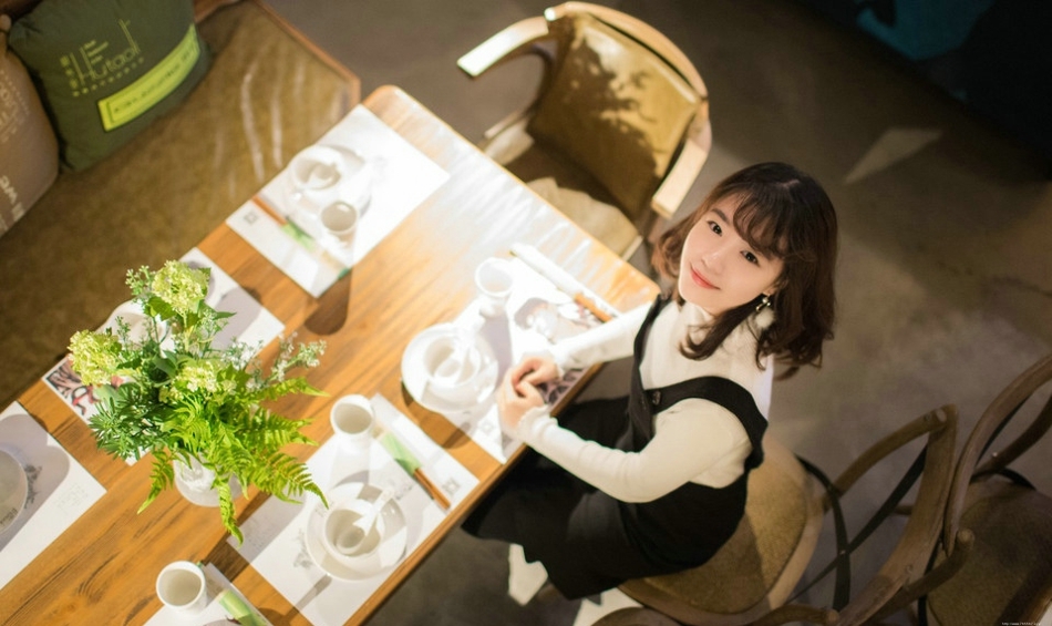 音乐酒馆卷发美女背带黑裙喝鸡尾酒寂寞