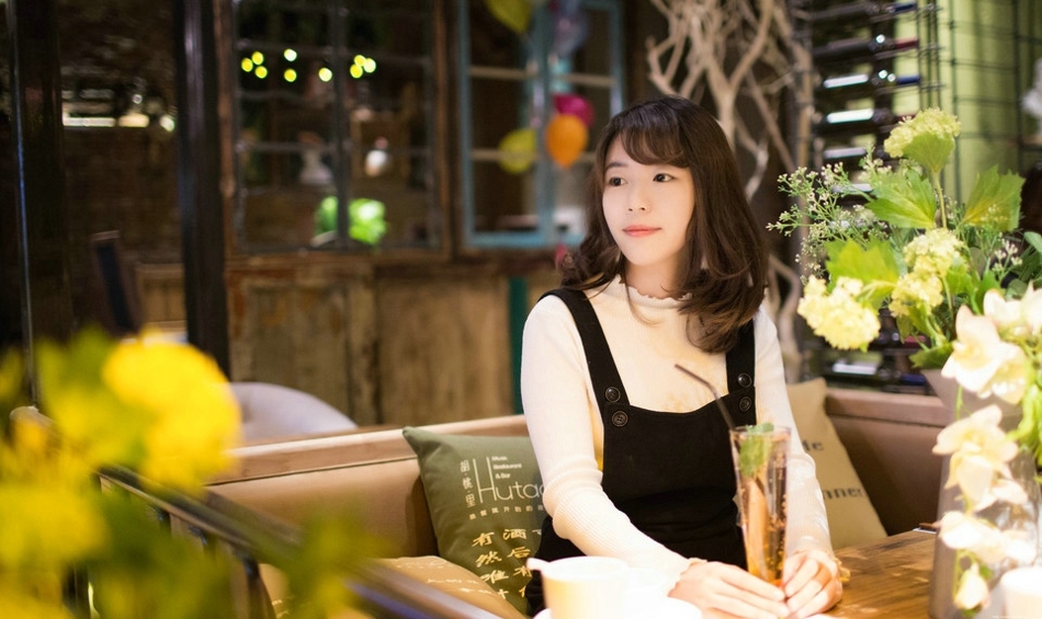 音乐酒馆卷发美女背带黑裙喝鸡尾酒寂寞