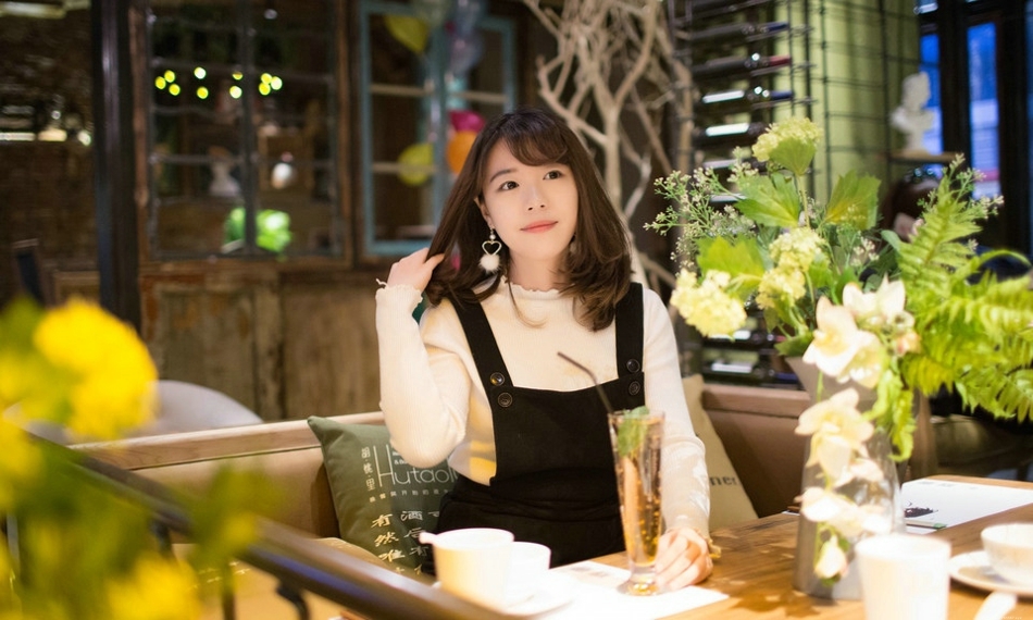 音乐酒馆卷发美女背带黑裙喝鸡尾酒寂寞