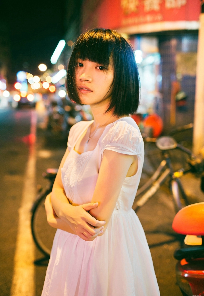 夜晚街头短发姑娘清纯活力十足