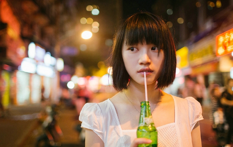 夜晚街头短发姑娘清纯活力十足