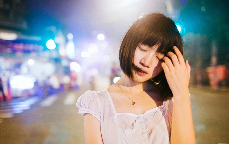 夜晚街头短发姑娘清纯活力十足
