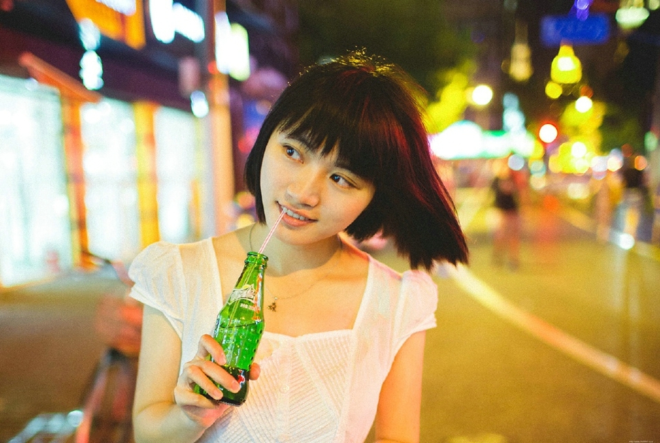夜晚街头短发姑娘清纯活力十足