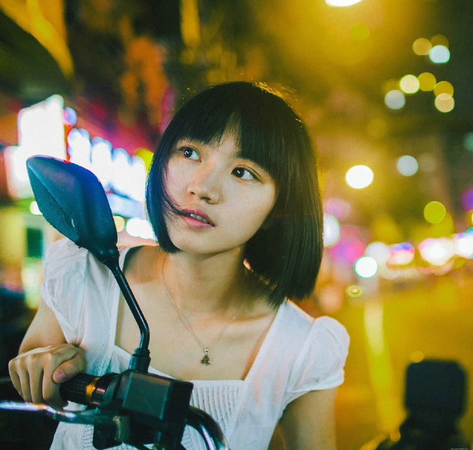 夜晚街头短发姑娘清纯活力十足