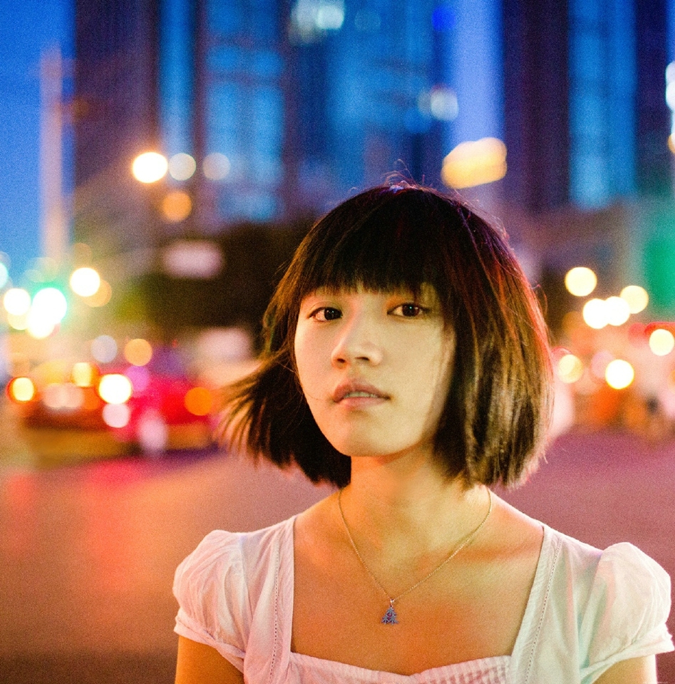 夜晚街头短发姑娘清纯活力十足