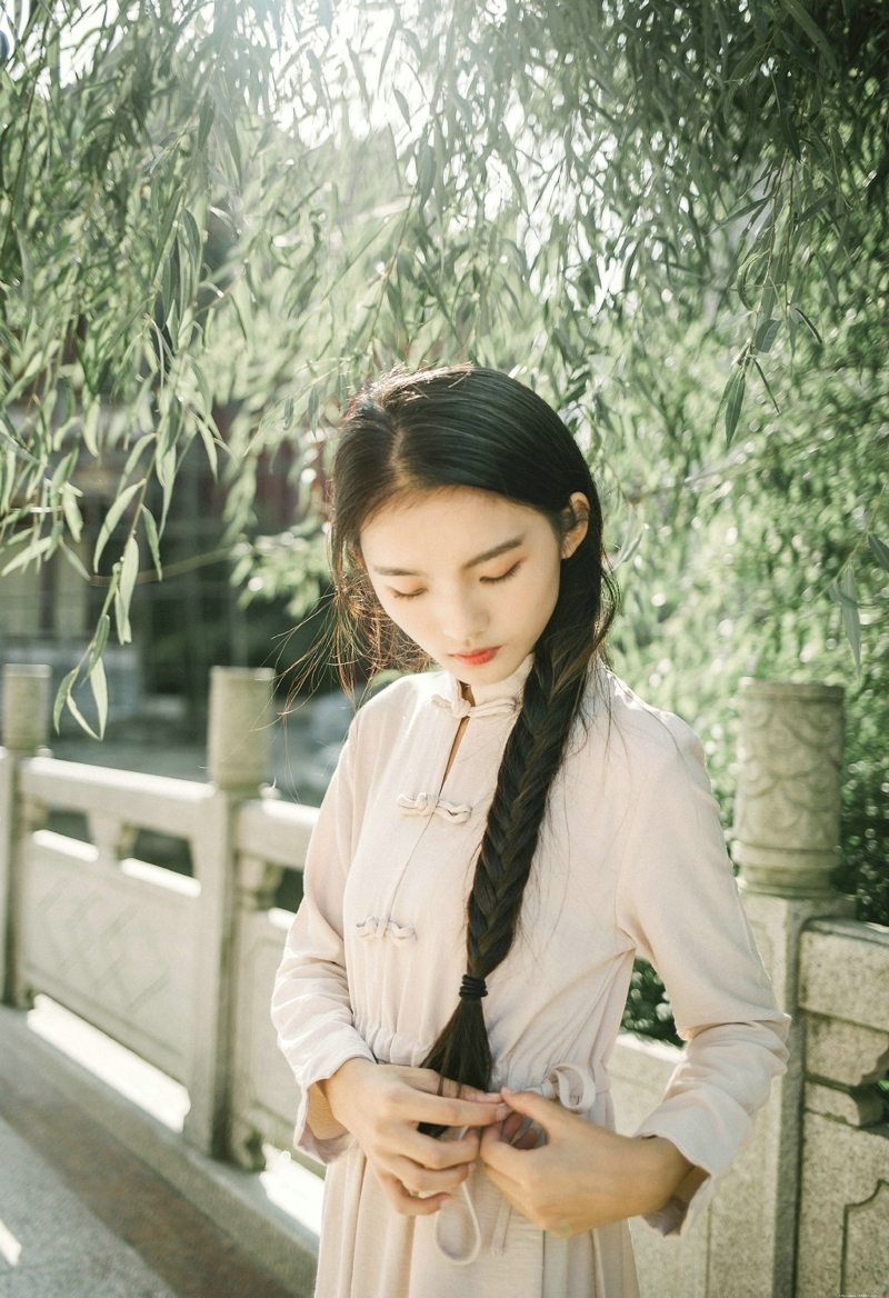 民国风妹子麻花辫高颜值迷人美眸