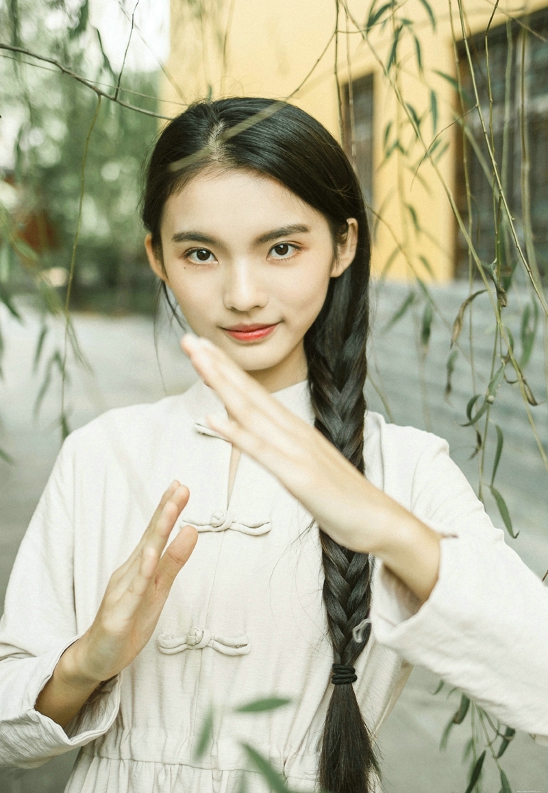 民国风妹子麻花辫高颜值迷人美眸