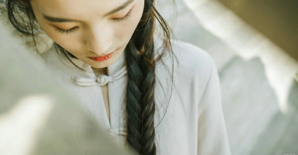 民国风妹子麻花辫高颜值迷人美眸