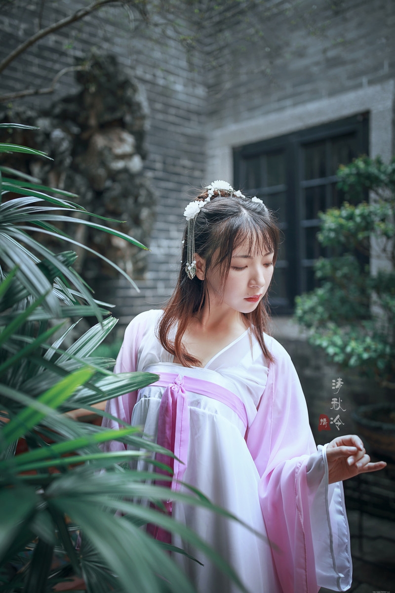 大眼漂亮女孩古装清新白皙迷人写真