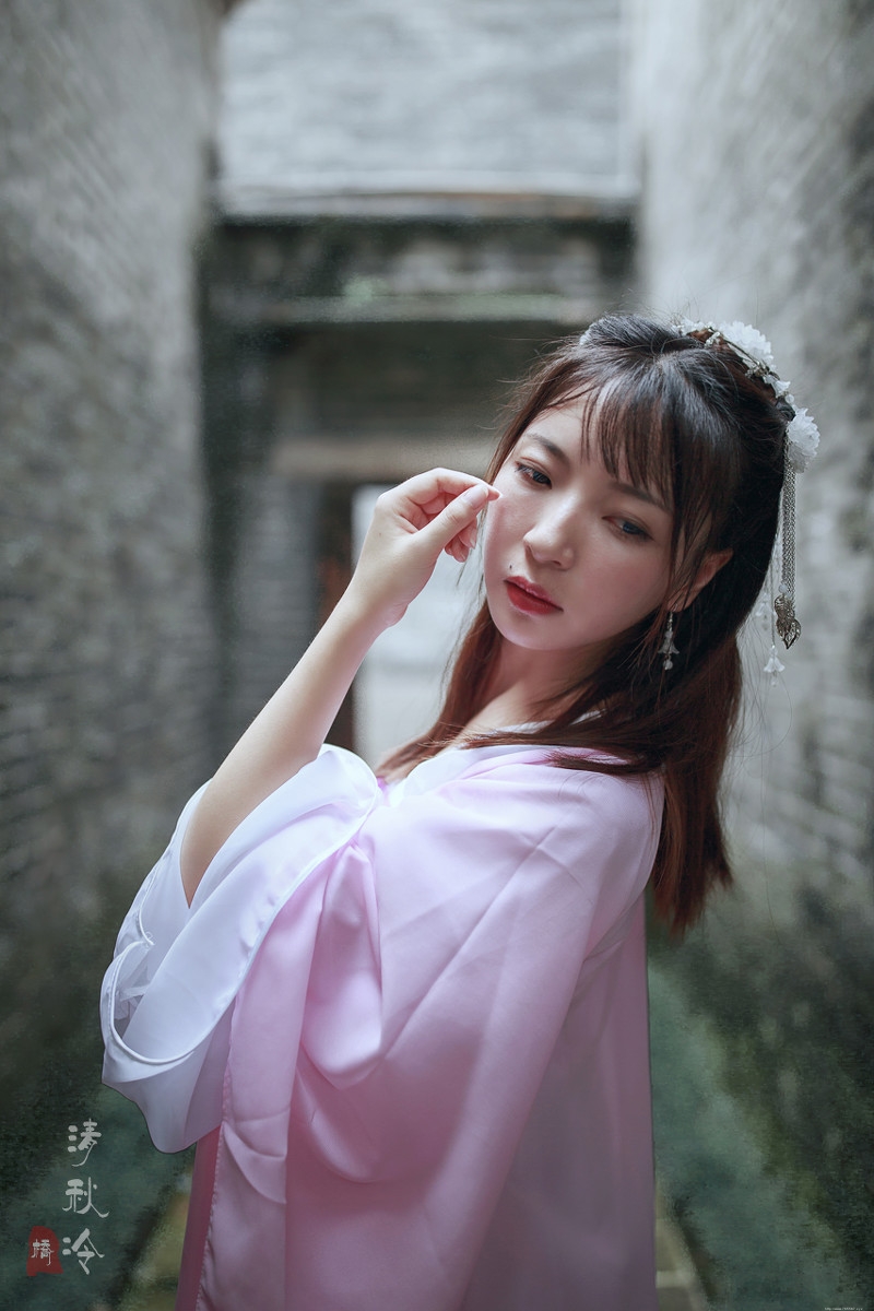 大眼漂亮女孩古装清新白皙迷人写真