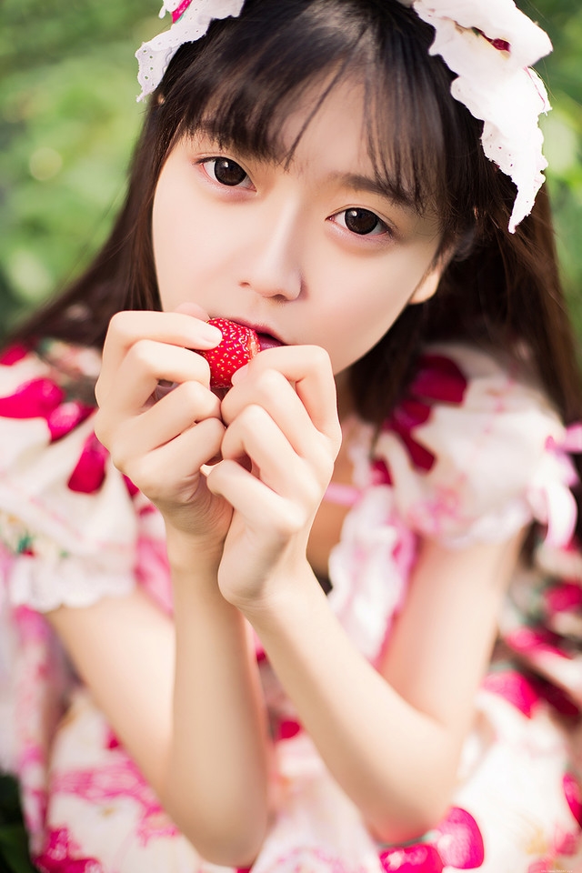 采摘草莓姑娘百褶裙边吃变摘吃出新感觉