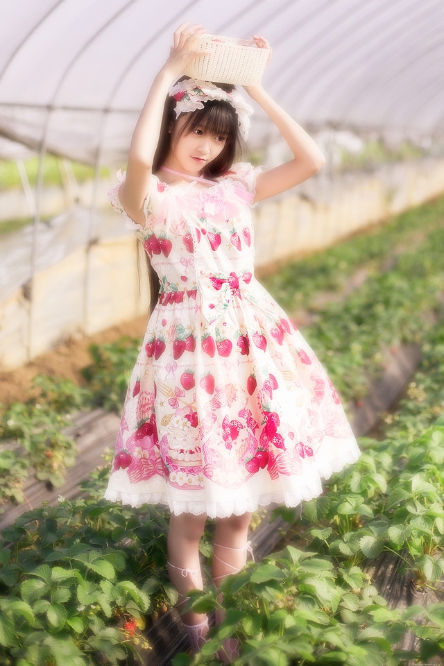 采摘草莓姑娘百褶裙边吃变摘吃出新感觉