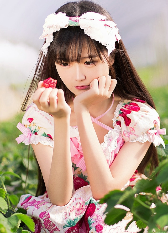 采摘草莓姑娘百褶裙边吃变摘吃出新感觉