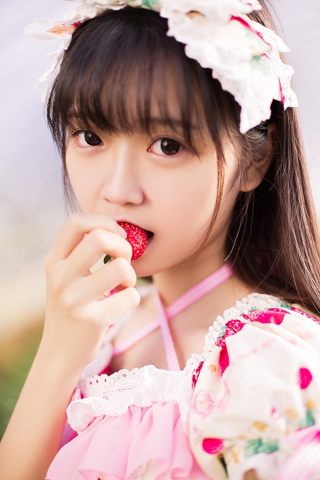 采摘草莓姑娘百褶裙边吃变摘吃出新感觉