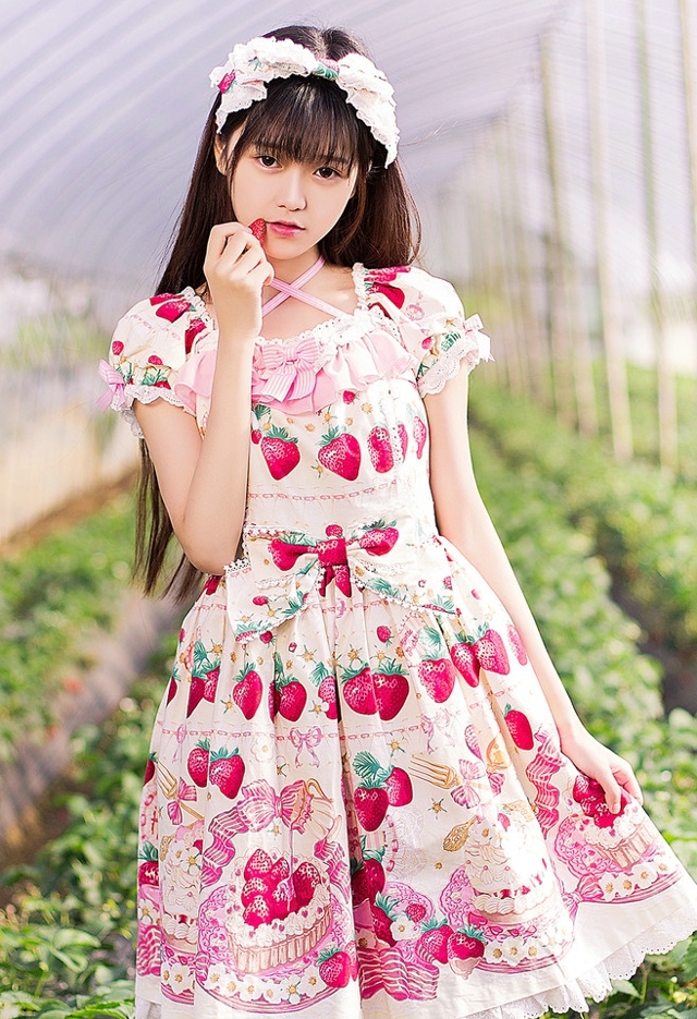 采摘草莓姑娘百褶裙边吃变摘吃出新感觉