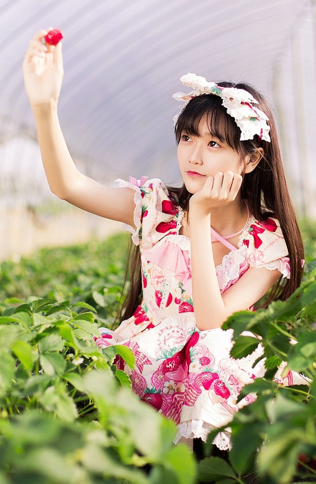 采摘草莓姑娘百褶裙边吃变摘吃出新感觉