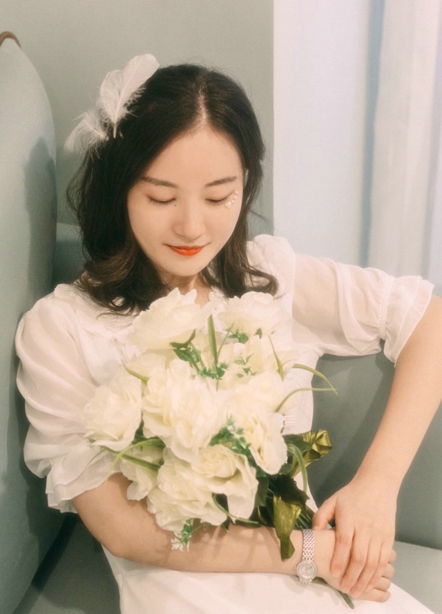 温婉灯光下的白纱女神花朵白嫩柔美