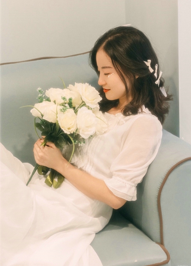 温婉灯光下的白纱女神花朵白嫩柔美