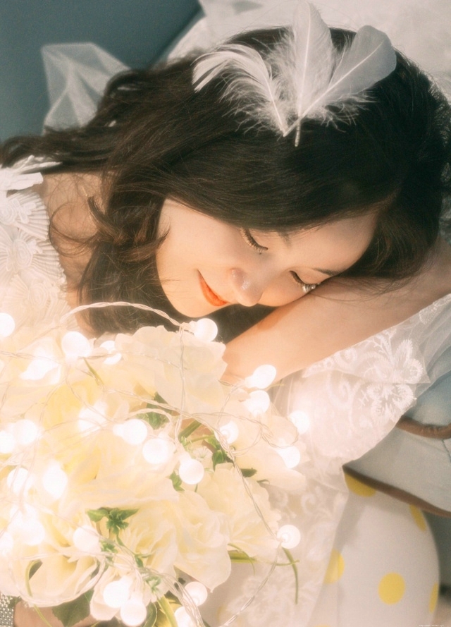 温婉灯光下的白纱女神花朵白嫩柔美