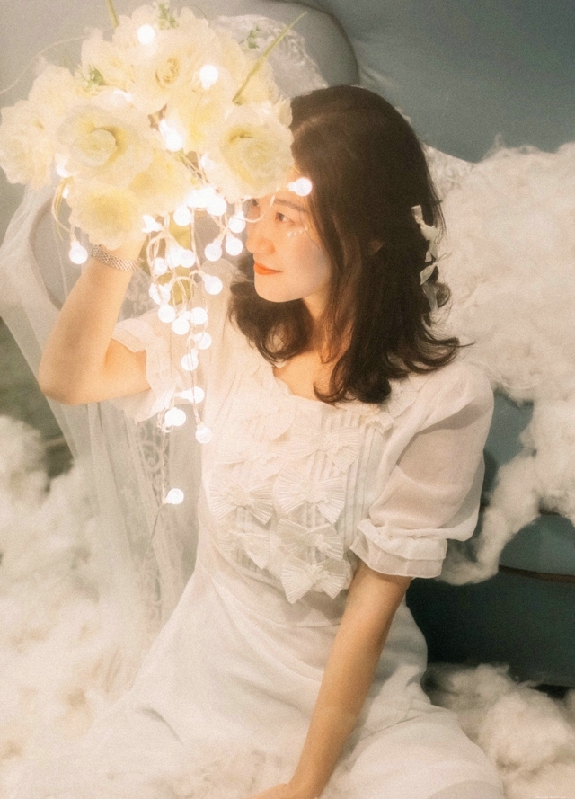 温婉灯光下的白纱女神花朵白嫩柔美