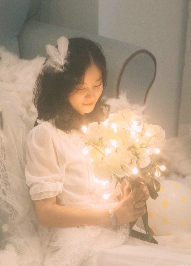 温婉灯光下的白纱女神花朵白嫩柔美